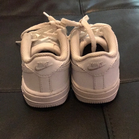 White Nike’s Toddler - Picture 2 of 5